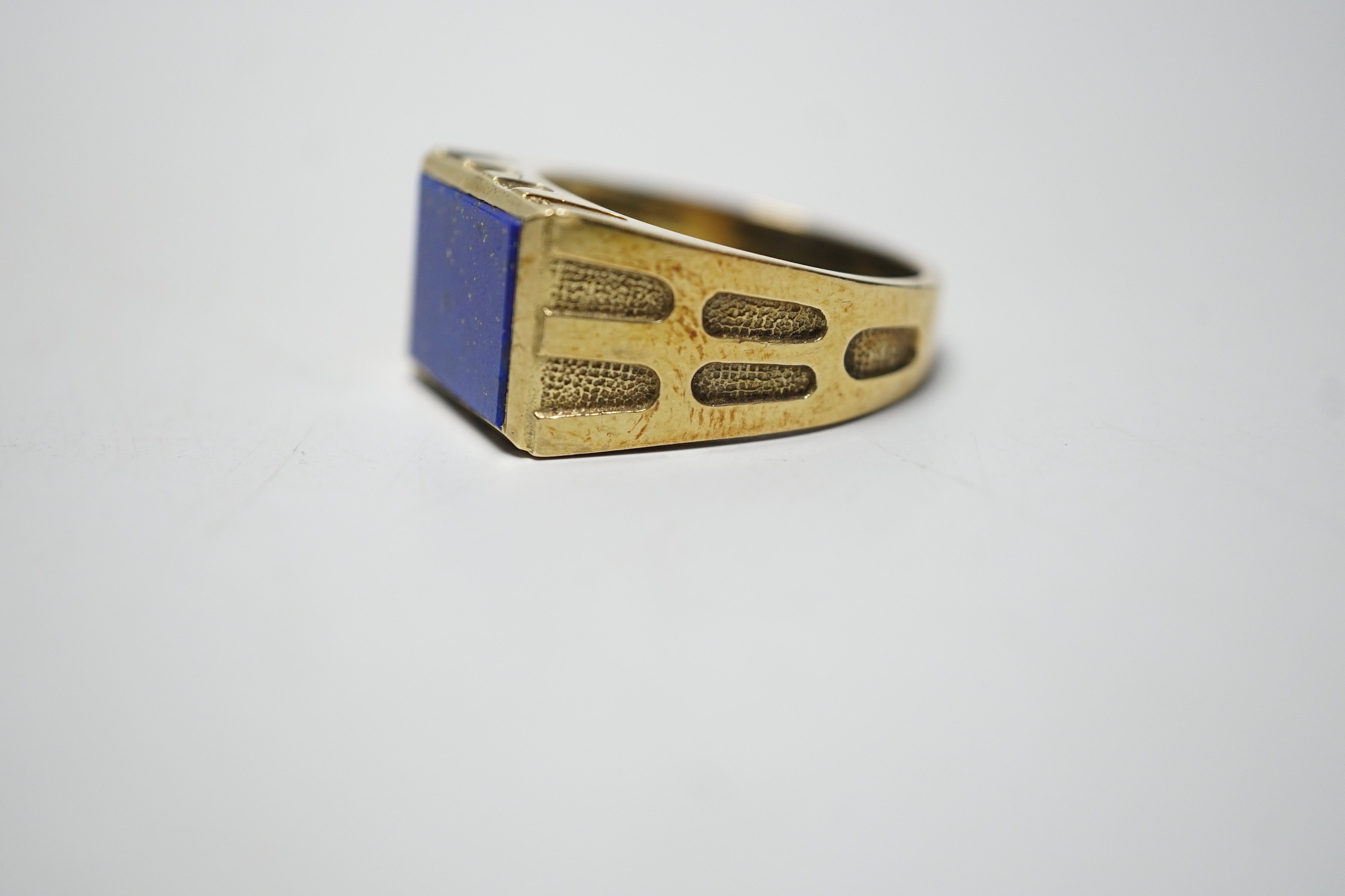 A modern 585 yellow metal and lapis lazuli set signet ring, size W, gross weight 11.9 grams.